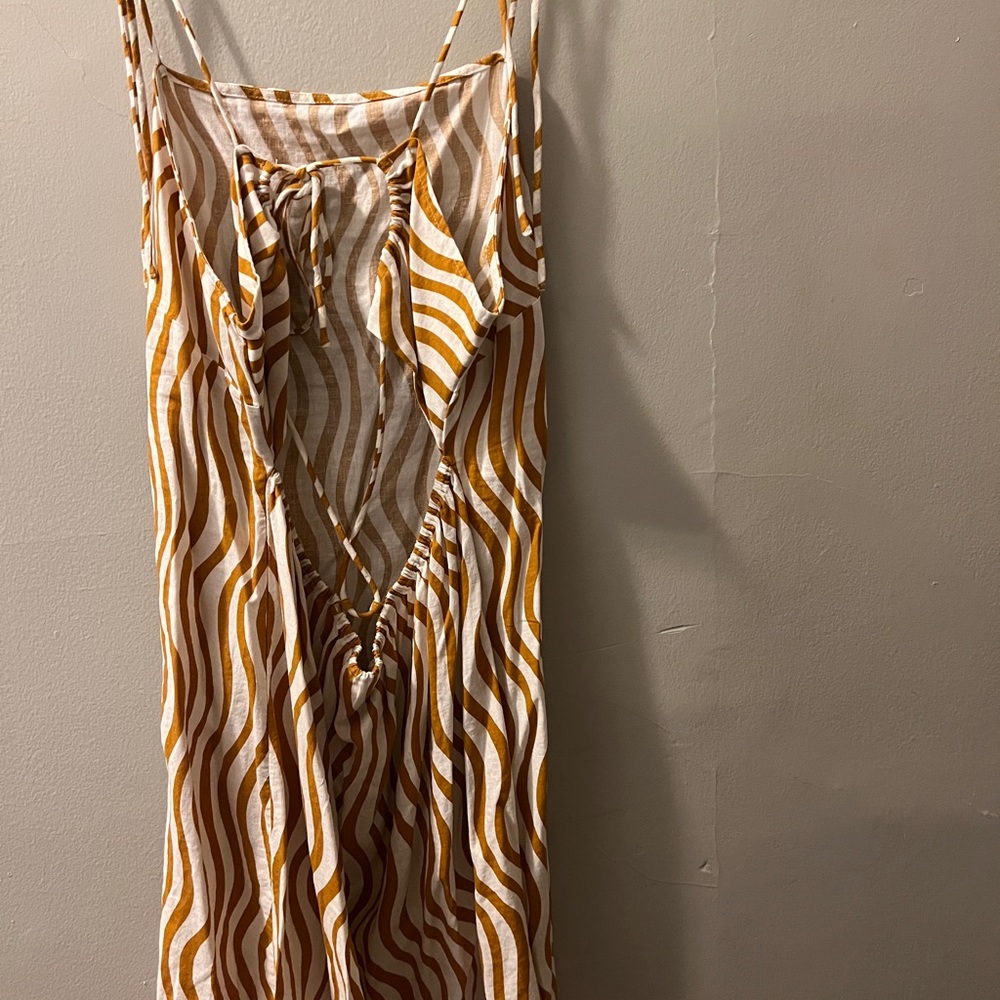 Backless women’s dress